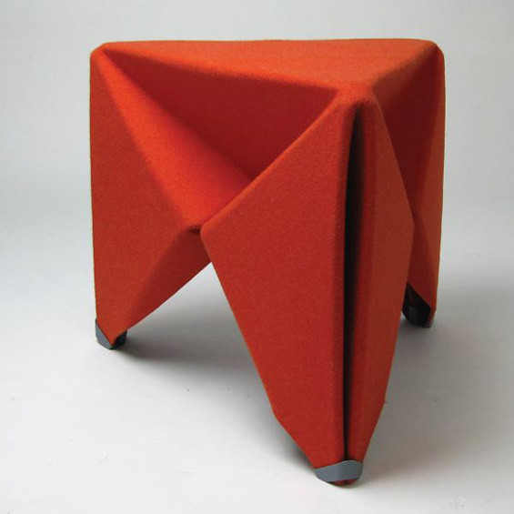 [Tabouret] Brett Mellor : Felt Folding Stool 3691-architecture-design-muuuz-magazine-blog-decoration-interieur-art-maison-architecte-Brett-Mellor-Felt-Folding-Stool-feutre-tabouret-01